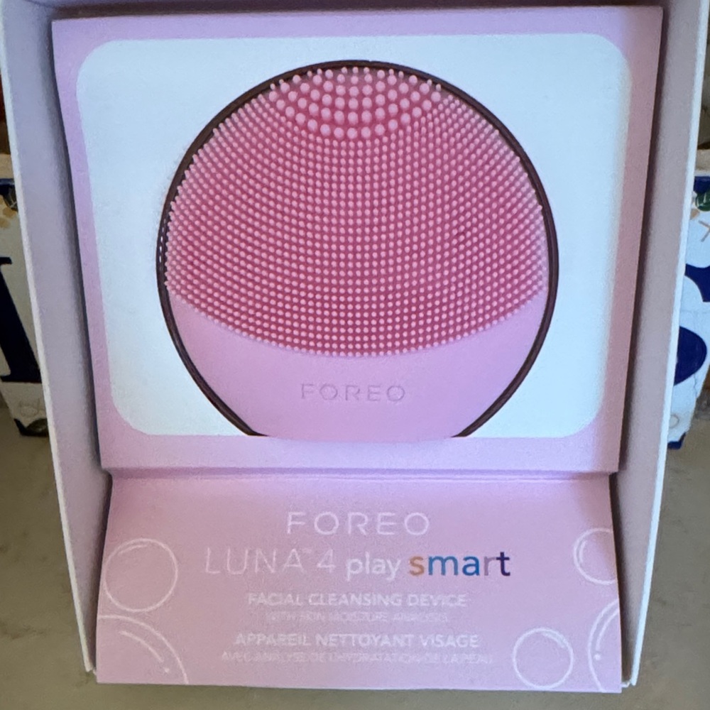 FOREO Luna 4 Play Smart Cleansing Device - Light Pink
